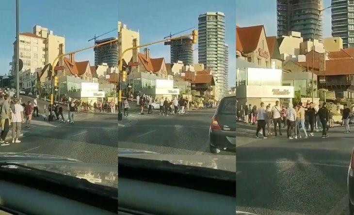 Pelea de jovenes en la calle de Mar del Plata