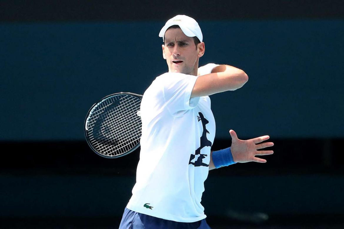 Novak Djokovic se entrenó en el Rod Laver Arena, de Australia, luego de que un juez le permitiera abandonar el hotel en el que se encontraba retenido