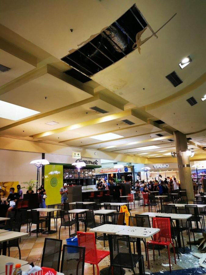 Se cayó una porción de cielorraso en medio del patio de comidas del shopping Plaza Oeste	