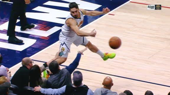 Facundo Campazzo se tiró contra los plateistas para salvar una pelota en Denver Nuggets