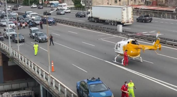 Un helicóptero del SAME aterrizó en la Autopista 25 