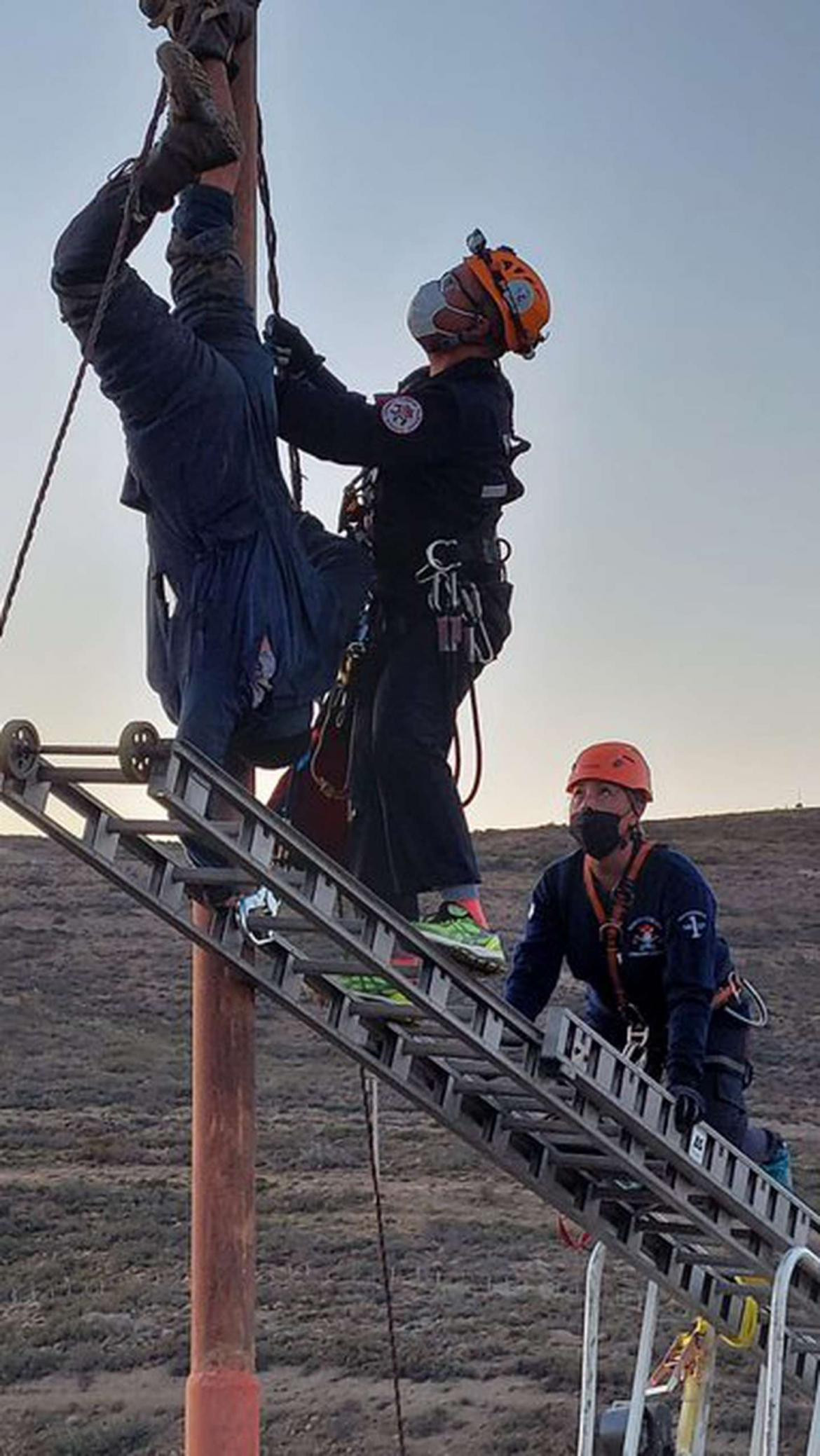 Rescate de ladrón de cables quedó colgado