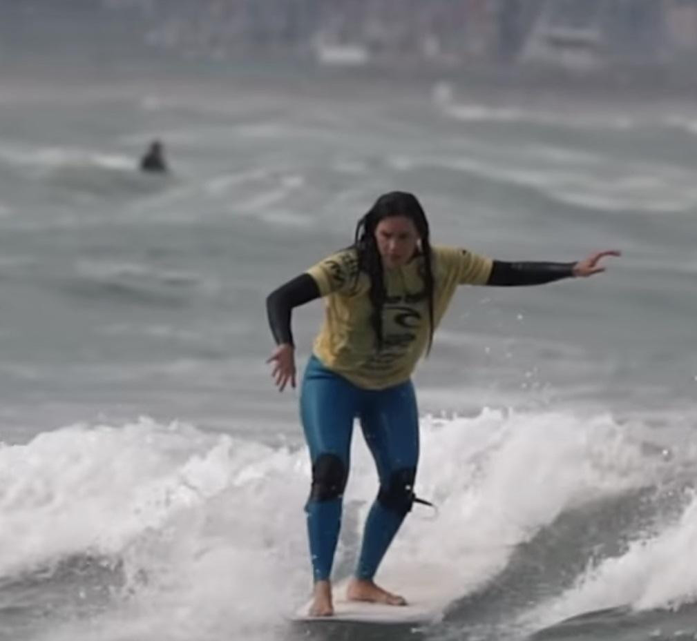 Tete Gil, campeona del torneo de tablas largas de surf