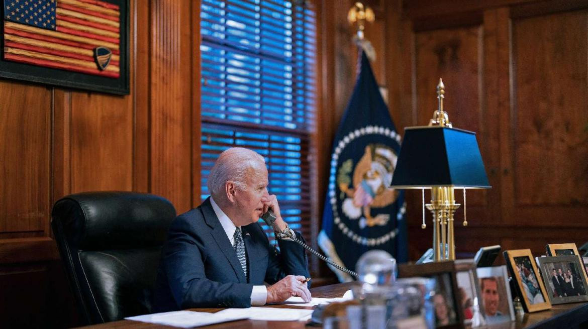 El presidente Joe Biden habla por teléfono con su homólogo ruso, Vladimir Putin, EFE