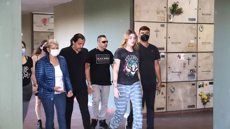 Marisa López, Eduardo Fort y Martita en el cementerio de Chacarita