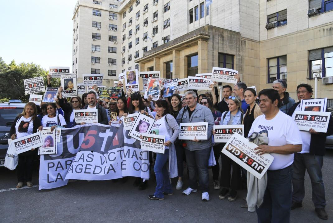 Familiares de víctimas de la tragedia de Once, NA