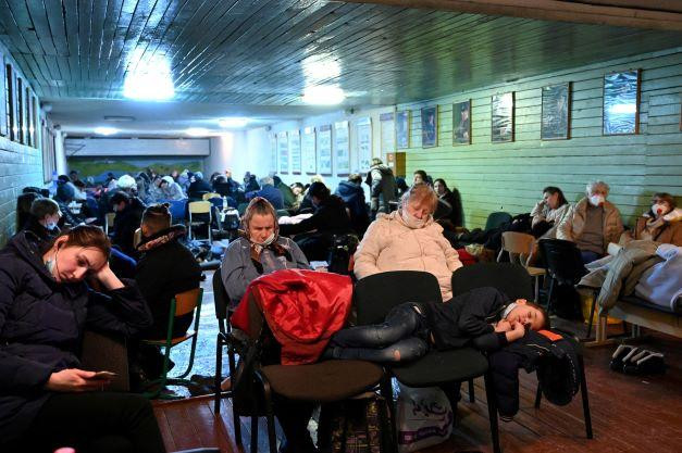 La gente se reúne en un refugio antiaéreo en Kiev, Ucrania 