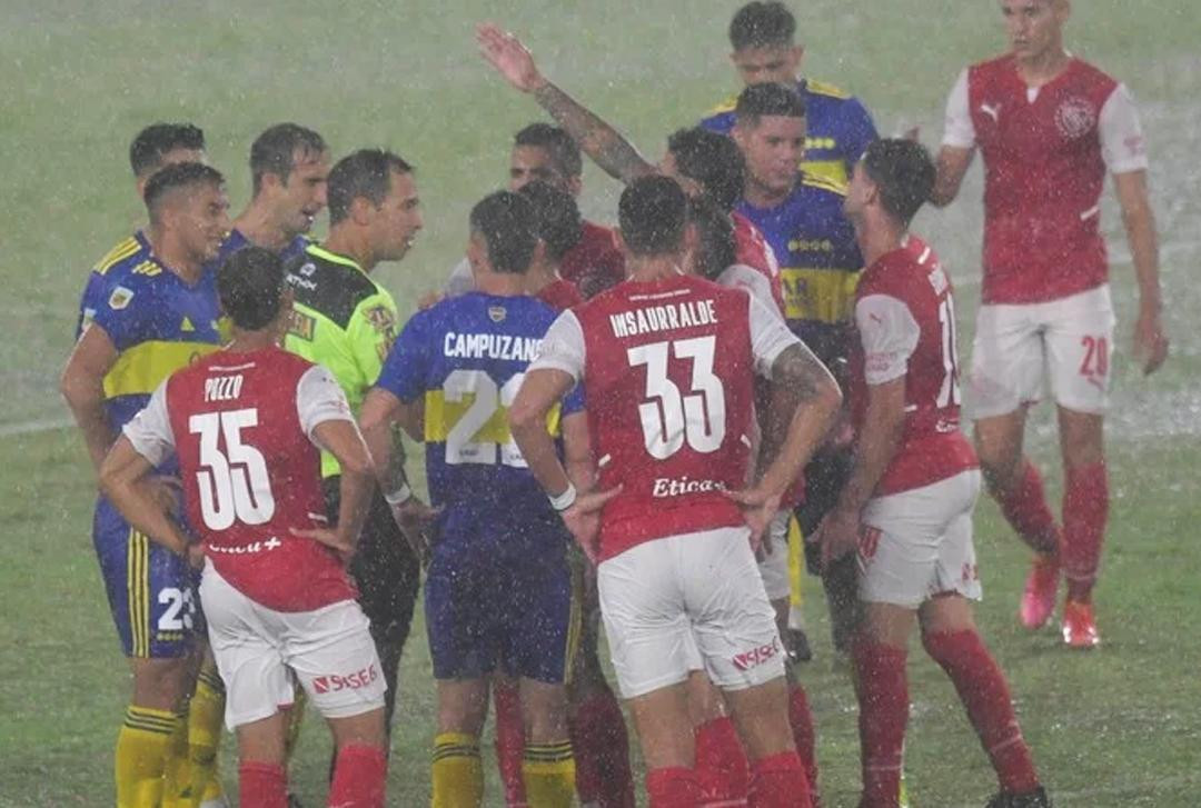 Independiente vs. Boca, fútbol argentino, lluvia	