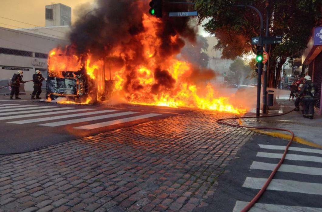 Voraz incendio de colectivo, Foto NA