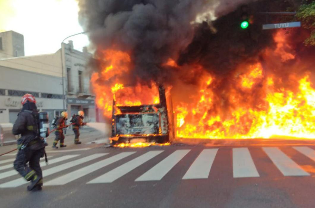 Voraz incendio de colectivo, Foto NA