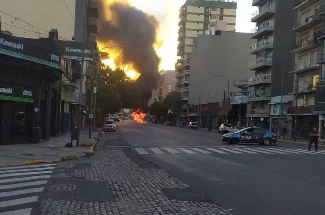 Voraz incendio de colectivo, Foto NA