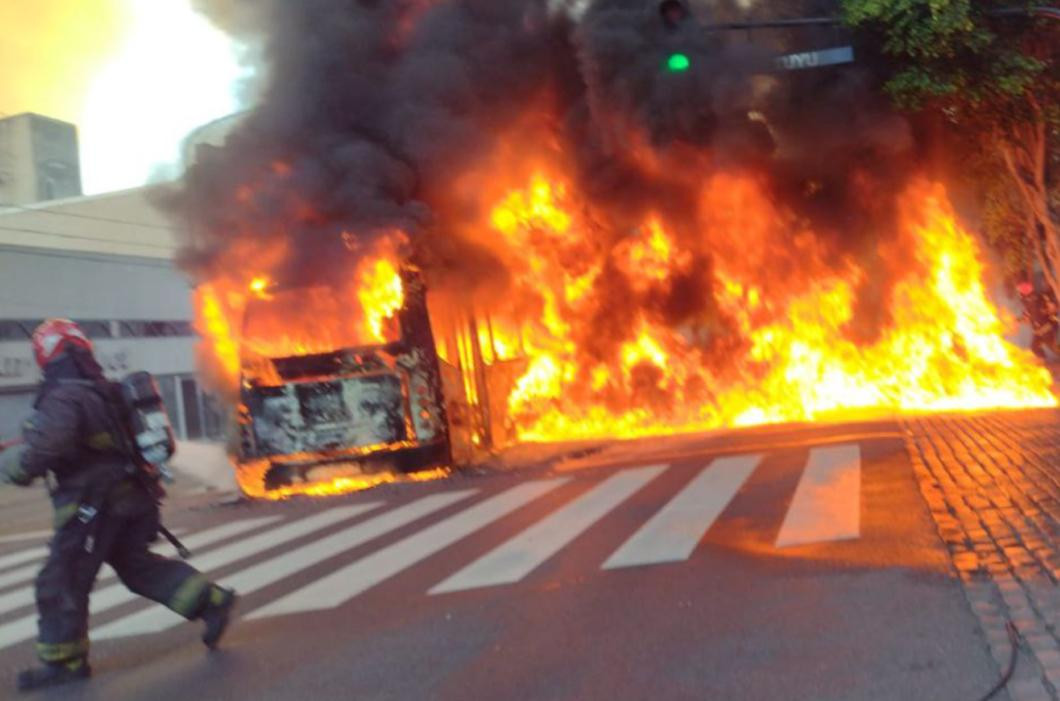 Voraz incendio de colectivo, Foto NA