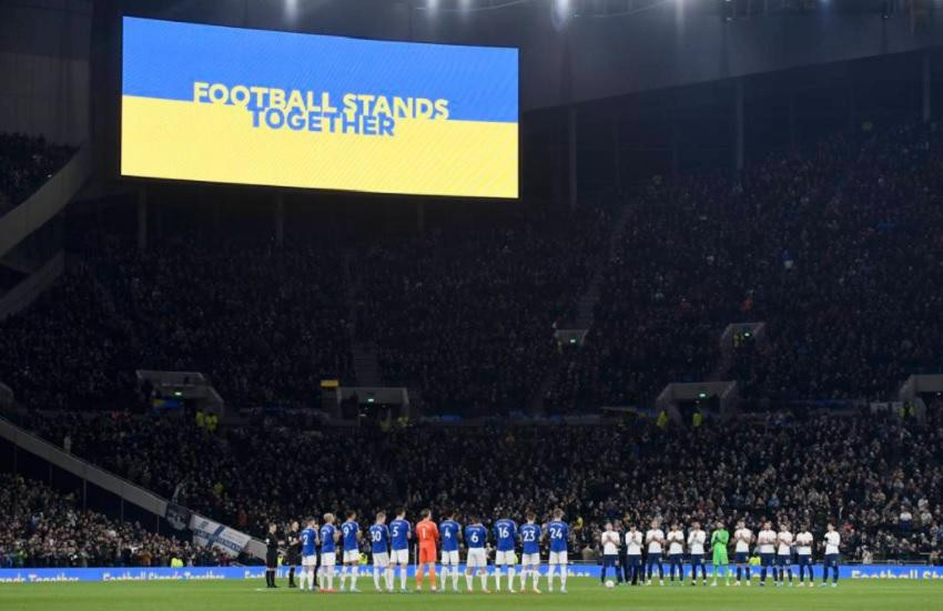 Jugadores de Tottenham y Everton en el minuto de aplausos en apoyo a Ucrania, antes del partido de fútbol por la Premier League inglesa, en Londres, Gran Bretaña. Foto: EFE