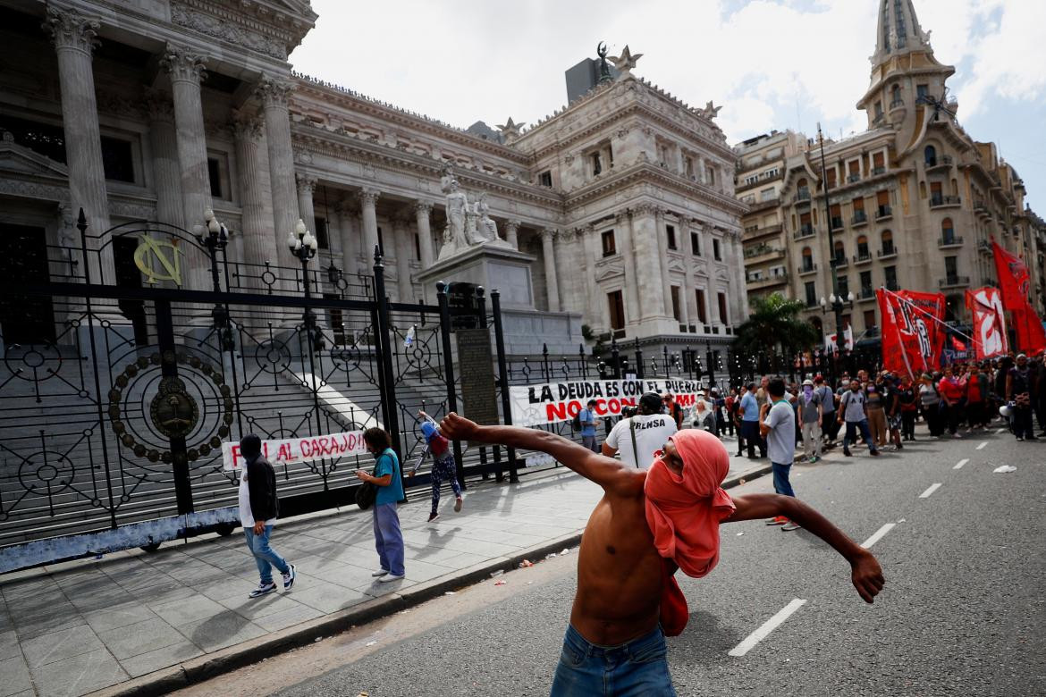 Incidentes frente al Congreso durante debate por acuerdo con el FMI, REUTERS