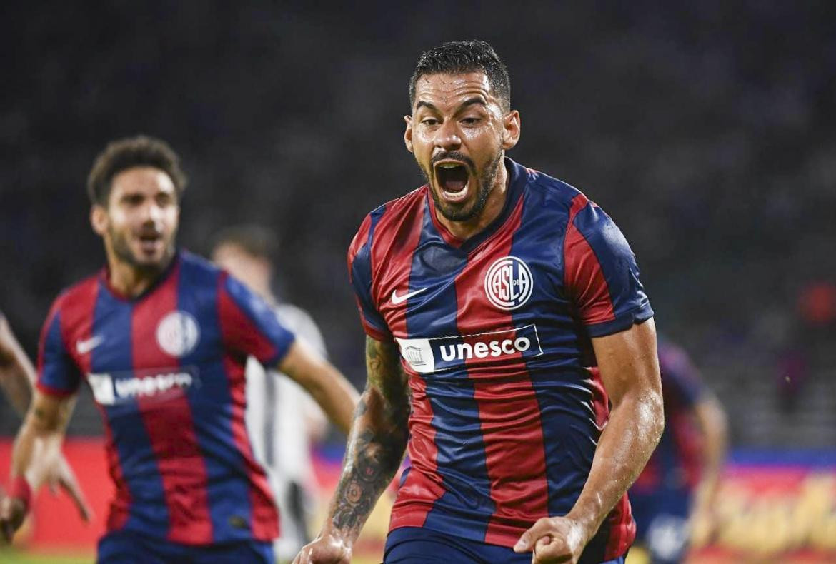 Yeison Gordillo festeja el primer gol de San Lorenzo ante Talleres. Foto NA