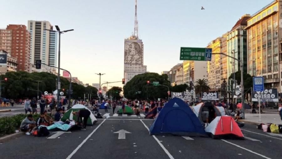 Siguen los piquetes: caos de tránsito en la 9 de Julio y el Bajo porteño