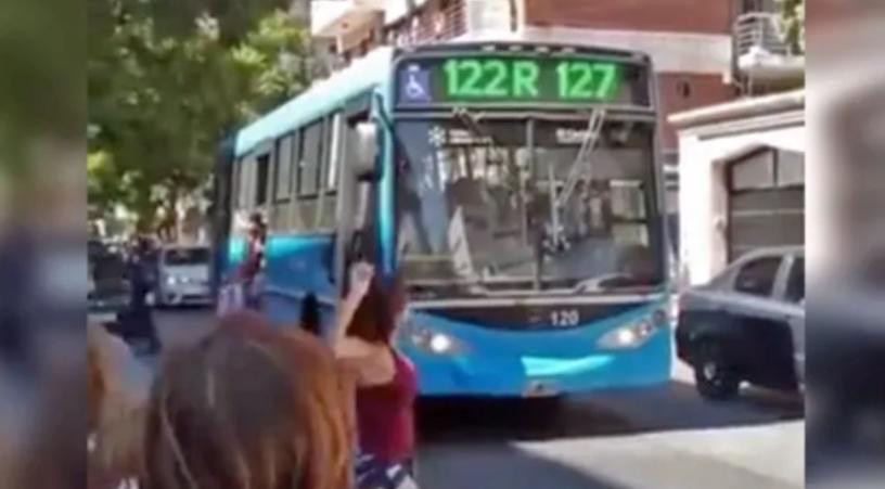 Mujer atacando un colectivo, captura video, NA