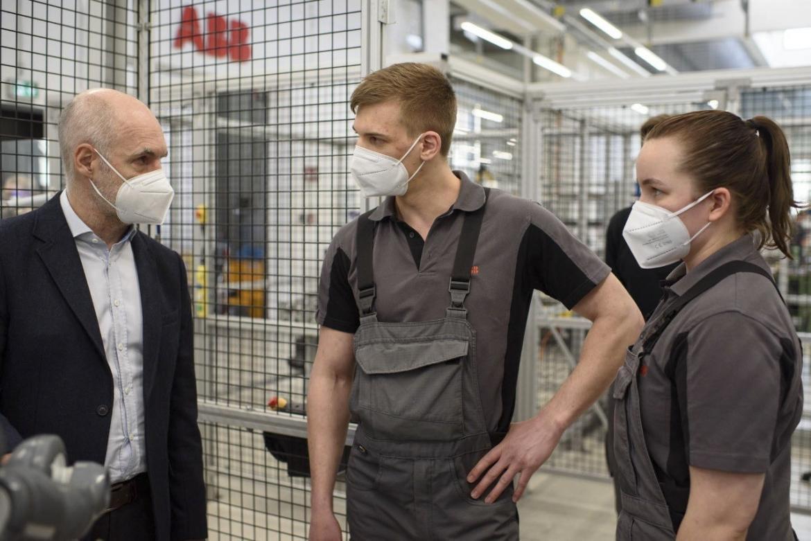  Rodríguez Larreta, en Berlín, Alemania, recorrió un centro de formación donde los jóvenes realizan prácticas educativas en ámbitos laborales. Foto NA