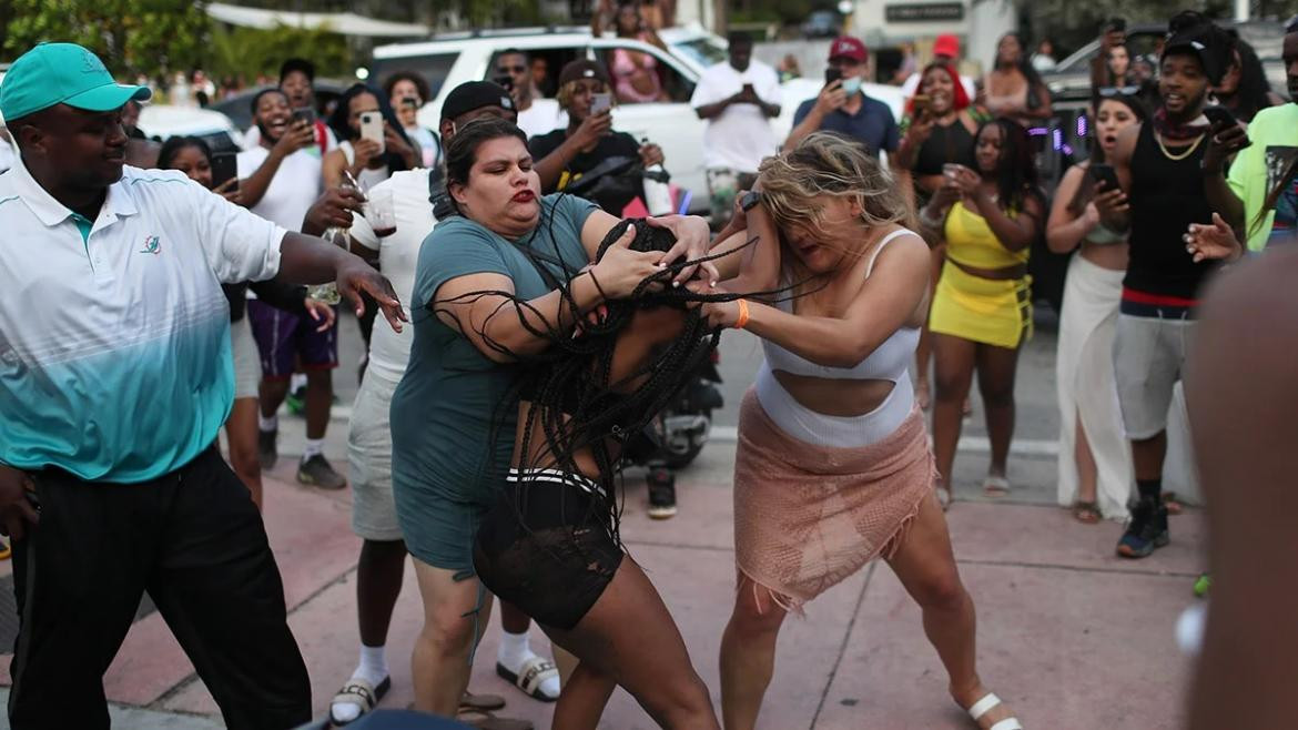 Violentas peleas en la Ocean Drive en Miami