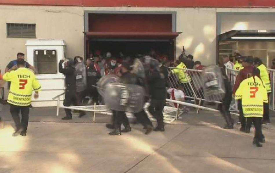 Incidentes para entrar al estadio Monumental terminaron con detenidos y sancionaodos por el club.