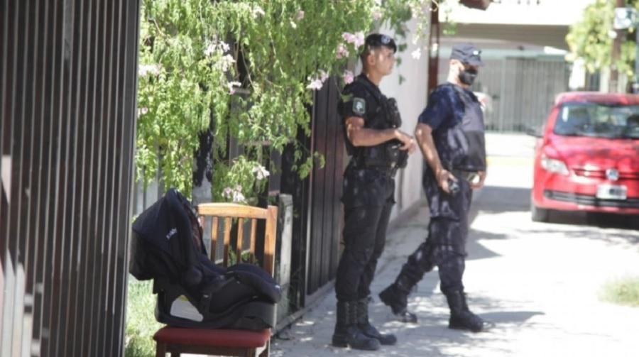 Robaron un auto con una beba de 6 meses adentro y la abandonaron en una plaza	