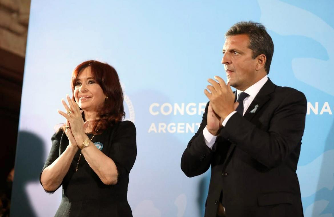 Cristina Kirchner y el presidente de la Cámara de Diputados, Sergio Massa, participan de un homenaje a los veteranos de Malvinas en el Congreso de la Nacion. Foto NA	