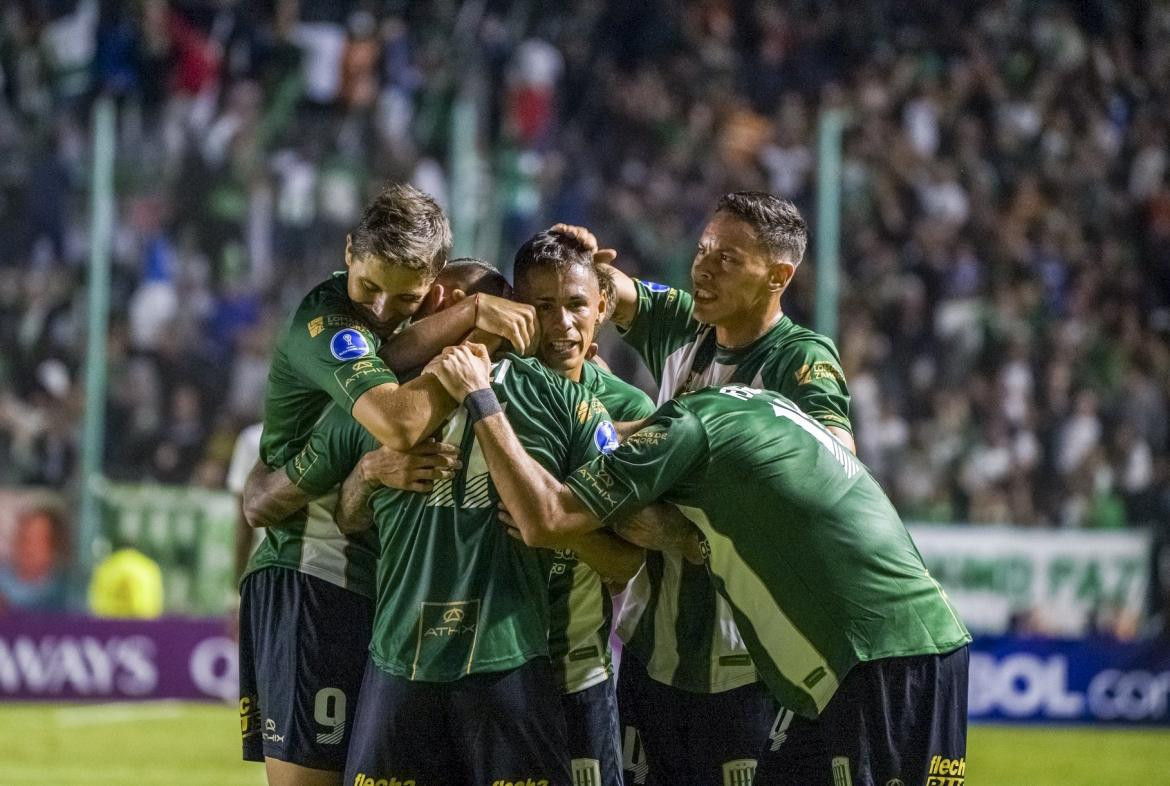 Banfield venció al Santos y tuvo un debut soñado en la Copa Sudamericana. Foto NA