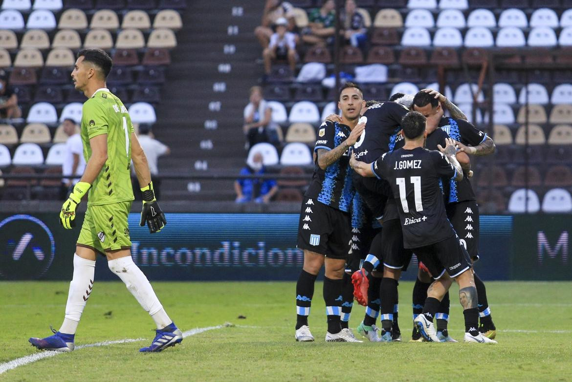 Platense vs. Racing, fútbol argentino, festejo de gol, NA	