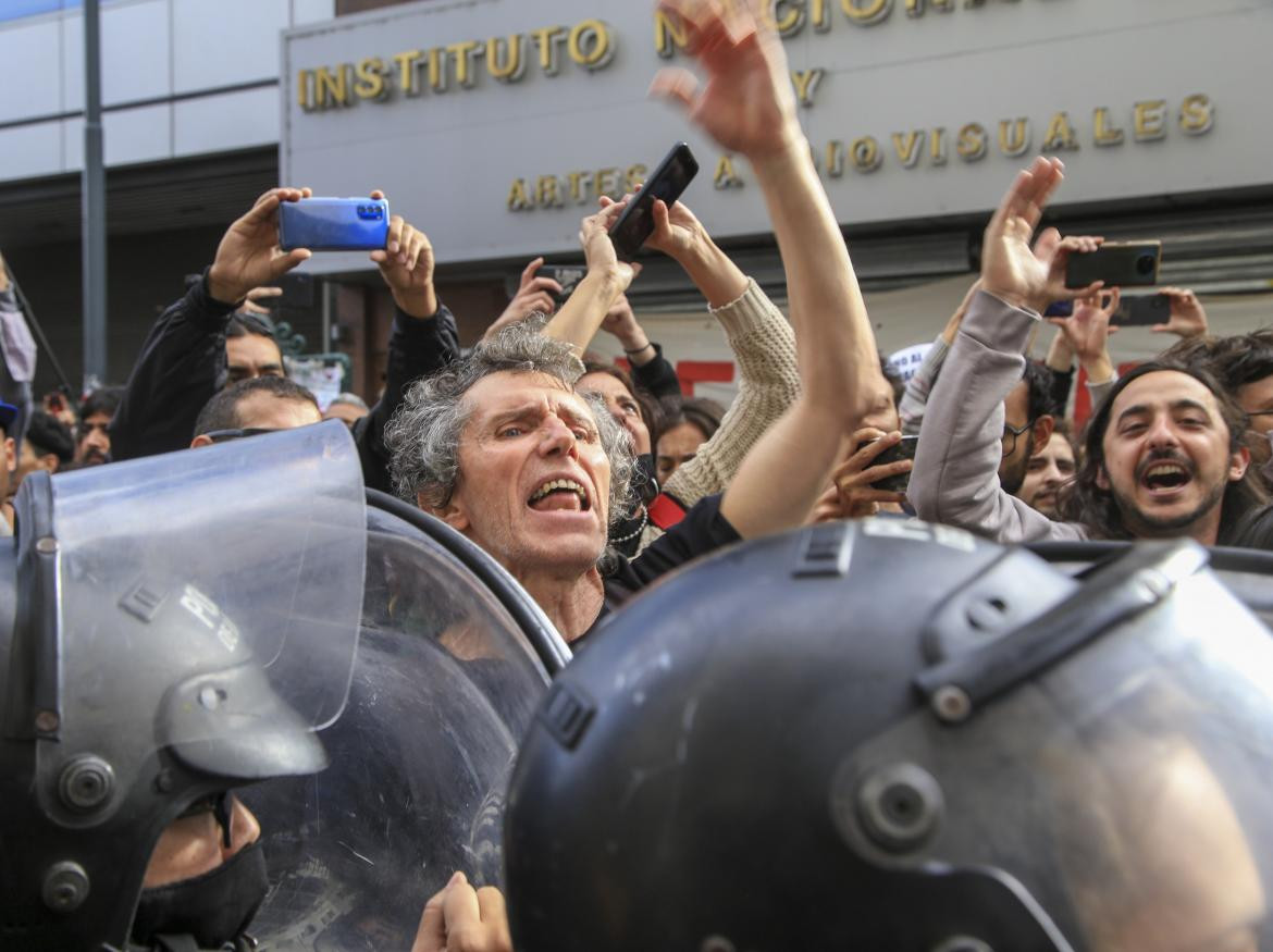 Serios incidentes por una manifestación de trabajadores del INCAA en la 9 de Julio: dos detenidos, NA	