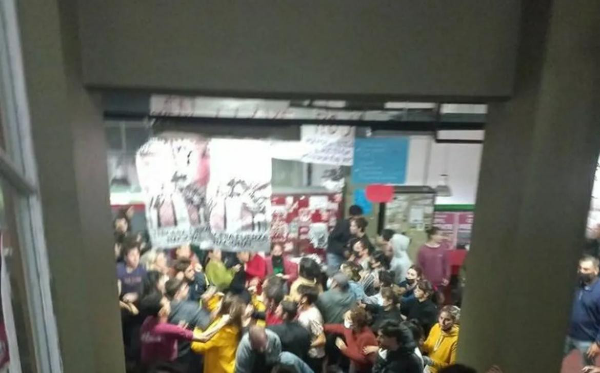 Batalla campal en la Facultad de Filosofía y Letras, foto Twitter