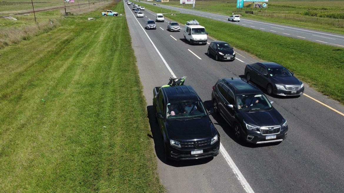 Automovil circulando por la banquina en autovia 2, mano a la costa Atlántica.