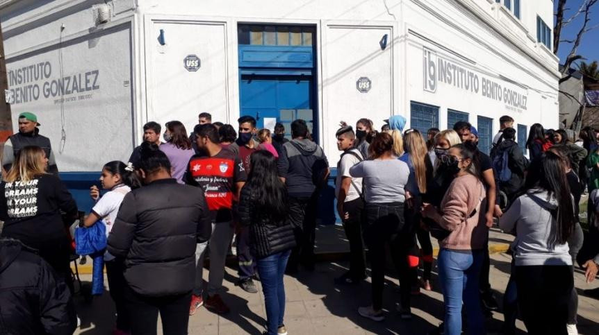 Incidentes en un colegio de Bernal por supuesto caso de abuso.