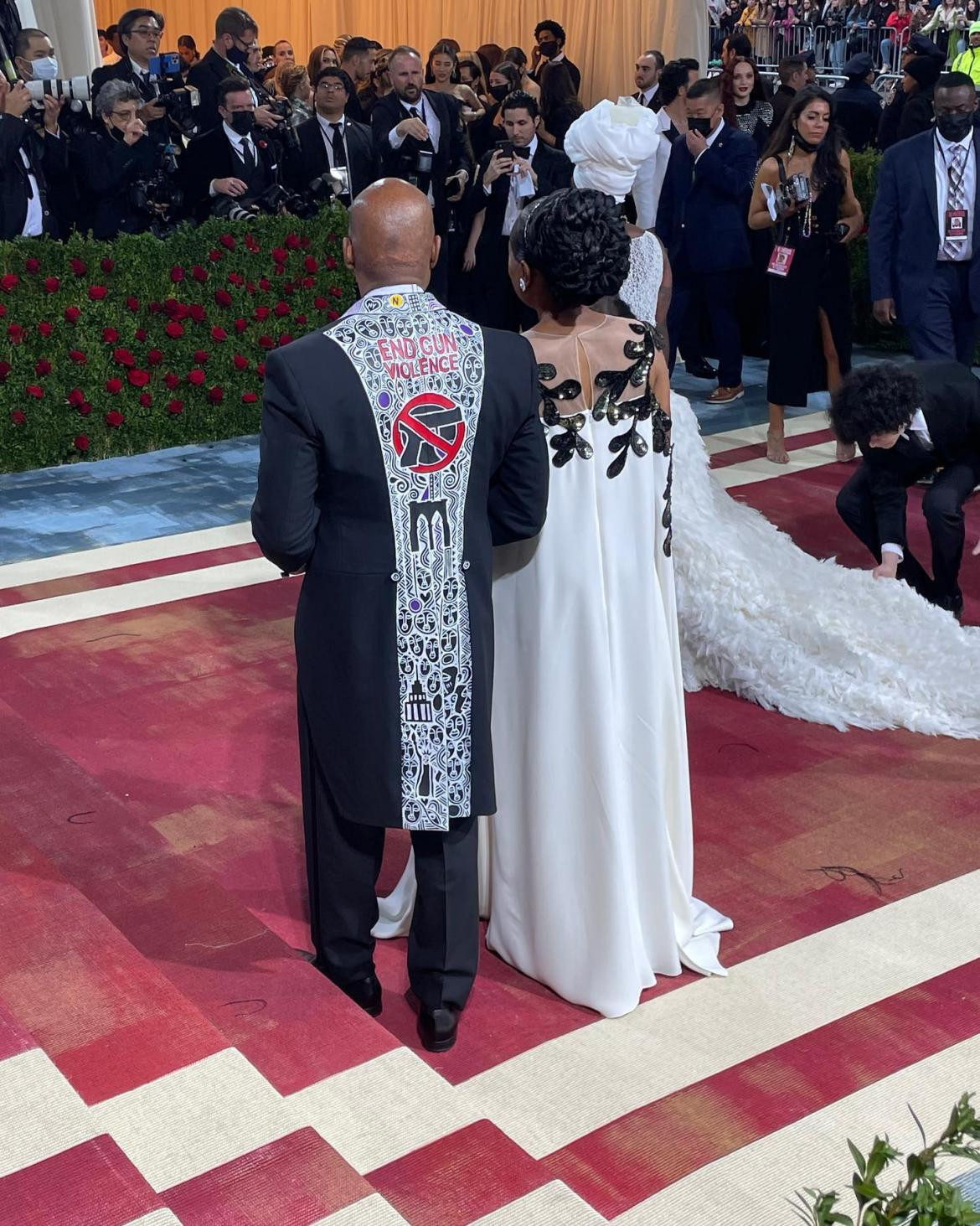 El alcalde de Nueva York Eric Adams con su esposa en la Met Gala. Foto @metmuseum