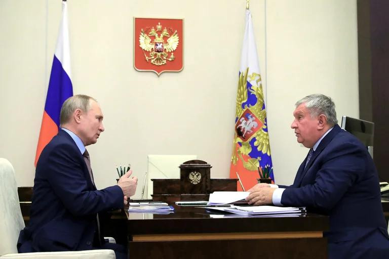 Igor Sechin y Vladimir Putin. Foto: Reuters.