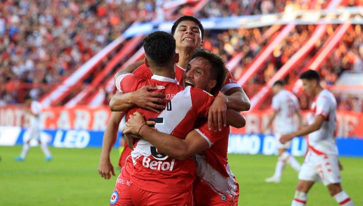 Festejo de Argentinos Juniors ante Unión, NA