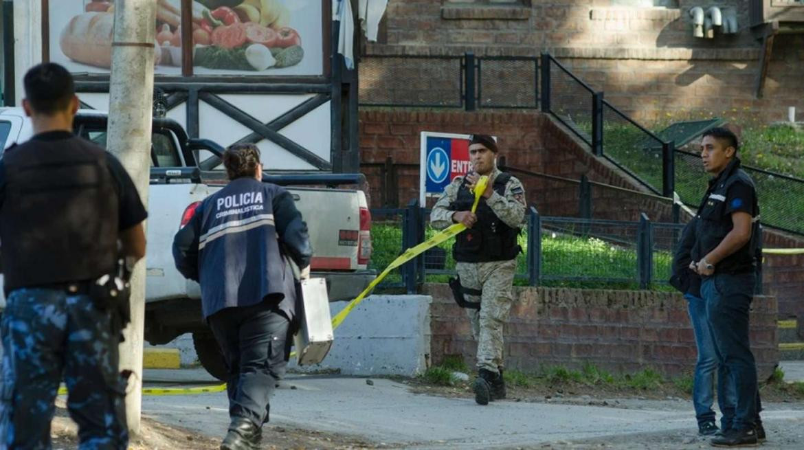 Las afuera del supermercado donde fue asesinado un joven en Bariloche. Foto: TN.