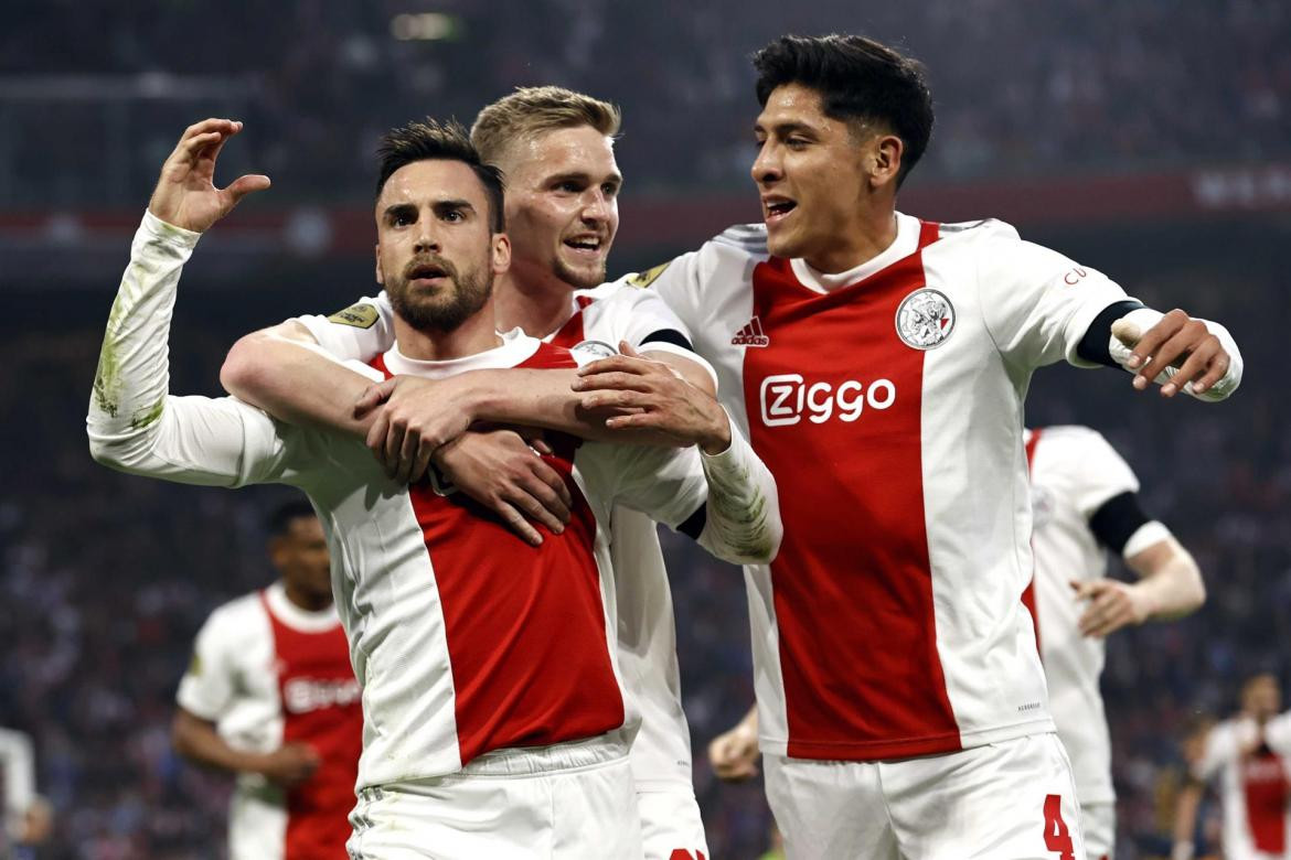 Festejo de Tagliafico en el Ajax campeón de la Eredivisie. Foto: EFE.