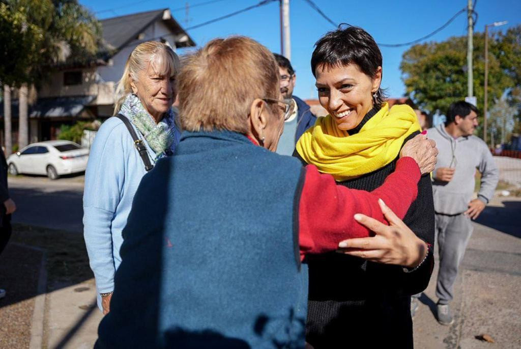 Mayra Mendoza recorrió obras en Ezpeleta. Foto: Prensa.