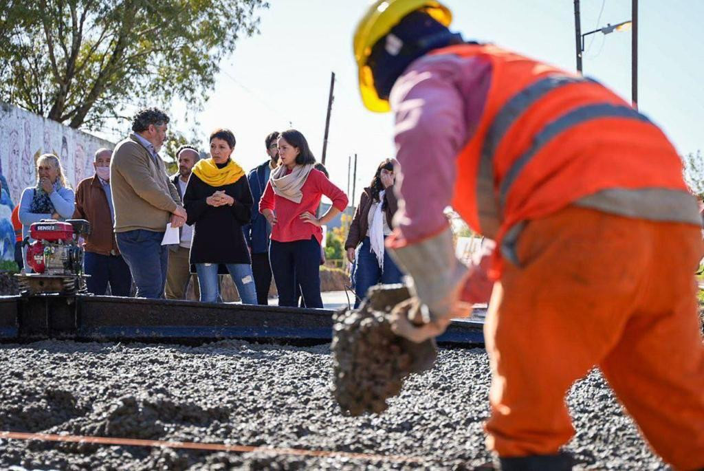 Mayra Mendoza recorrió obras en Ezpeleta. Foto: Prensa.