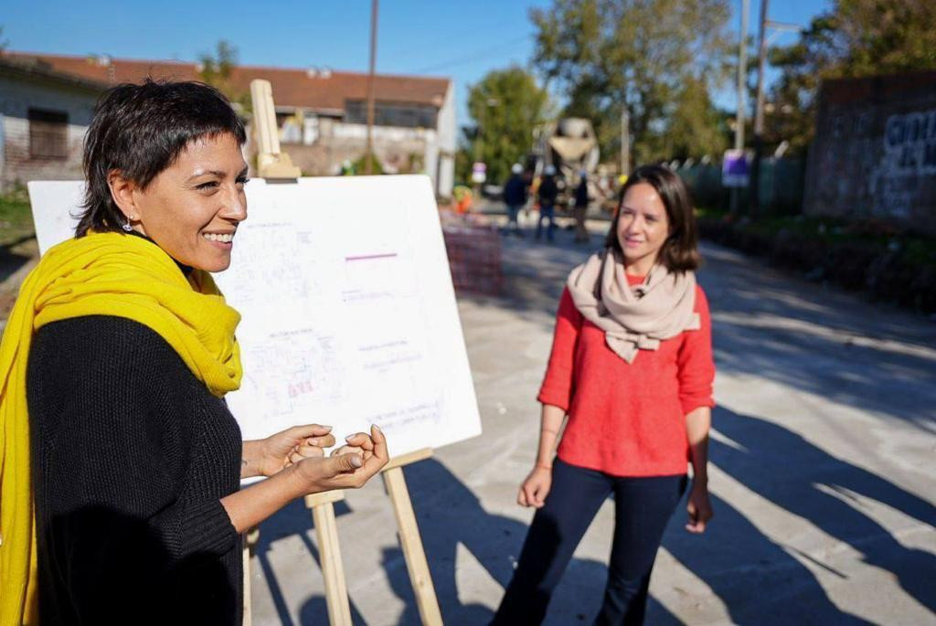 Mayra Mendoza recorrió obras en Ezpeleta. Foto: Prensa.