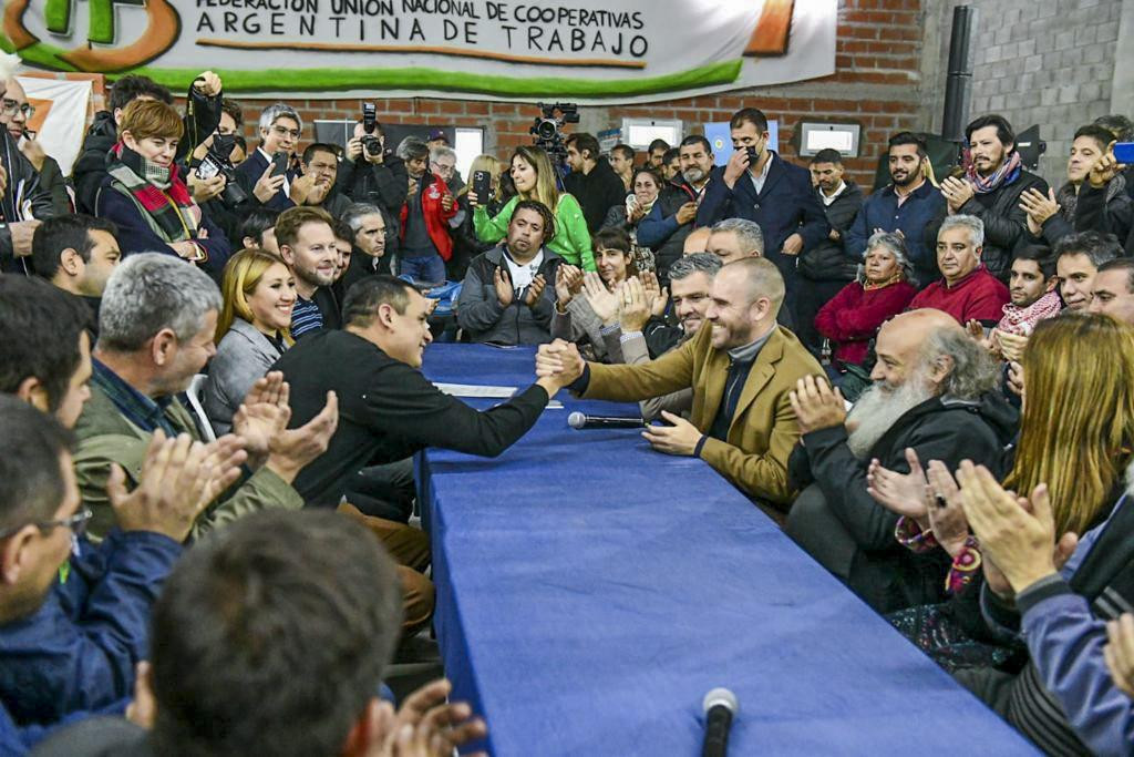 Martín Guzman junto a movimientos sociales. Foto: NA.