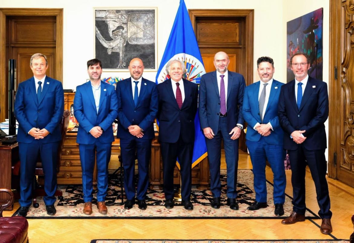 Gustavo Menéndez con dirigentes peronista junto a Luis Almagro. Foto: Prensa.