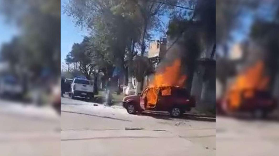 se prendió fuego en su auto y murió por las graves heridas que sufrió. Foto:captura de video.