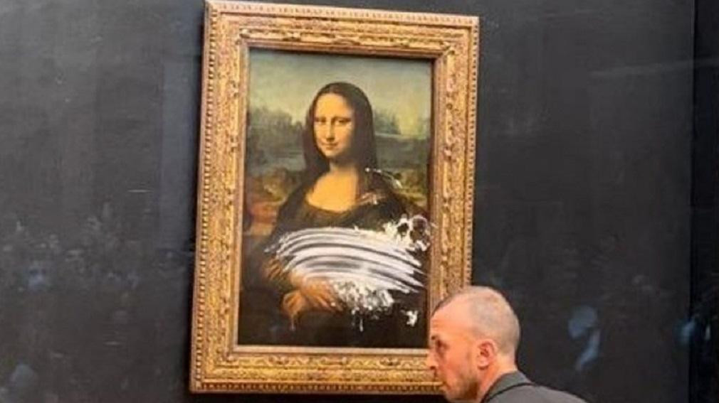 Ataque en Museo del Louvre, arrojaron tortazo al cuadro de La Gioconda