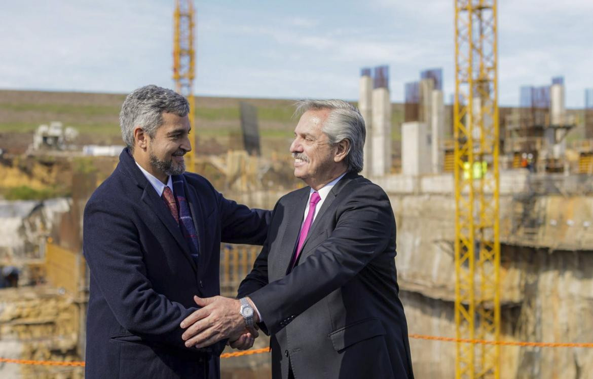 Alberto Fernández en la ciudad de Ayolas junto a Mario Abdo Benítez. NA