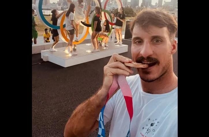 Felipe Del Metre con la medalla de los Juegos Olímpicos de Tokio 2020. 