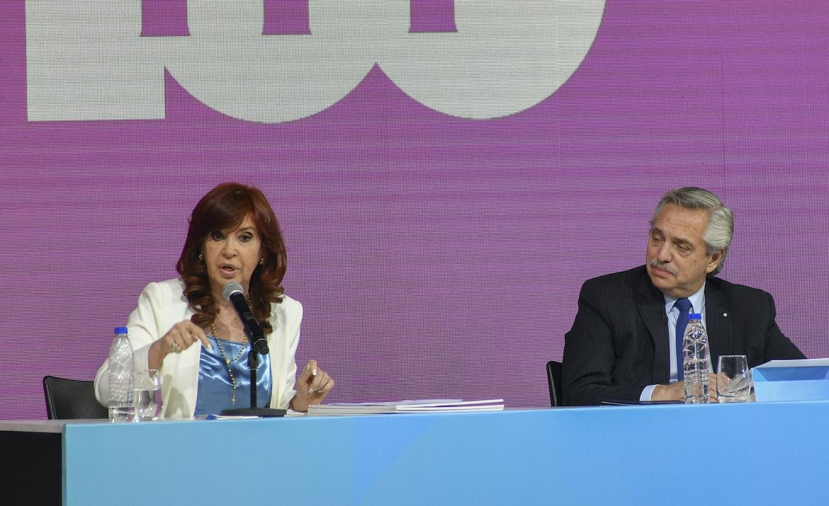 Cristina Kirchner y Alberto Fernández, acto por YPF. Foto: NA.