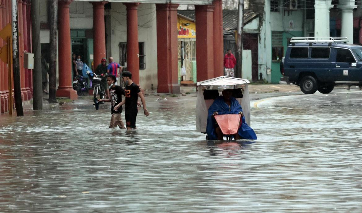 Fuertes lluvias en el occidente cubano por el remanente de Agatha. Foto: EFE.	