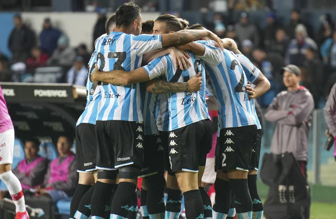 Jugadores festejan el primer gol de Racing convertido por Tomás Chancalay ante Huracán. Foto NA.