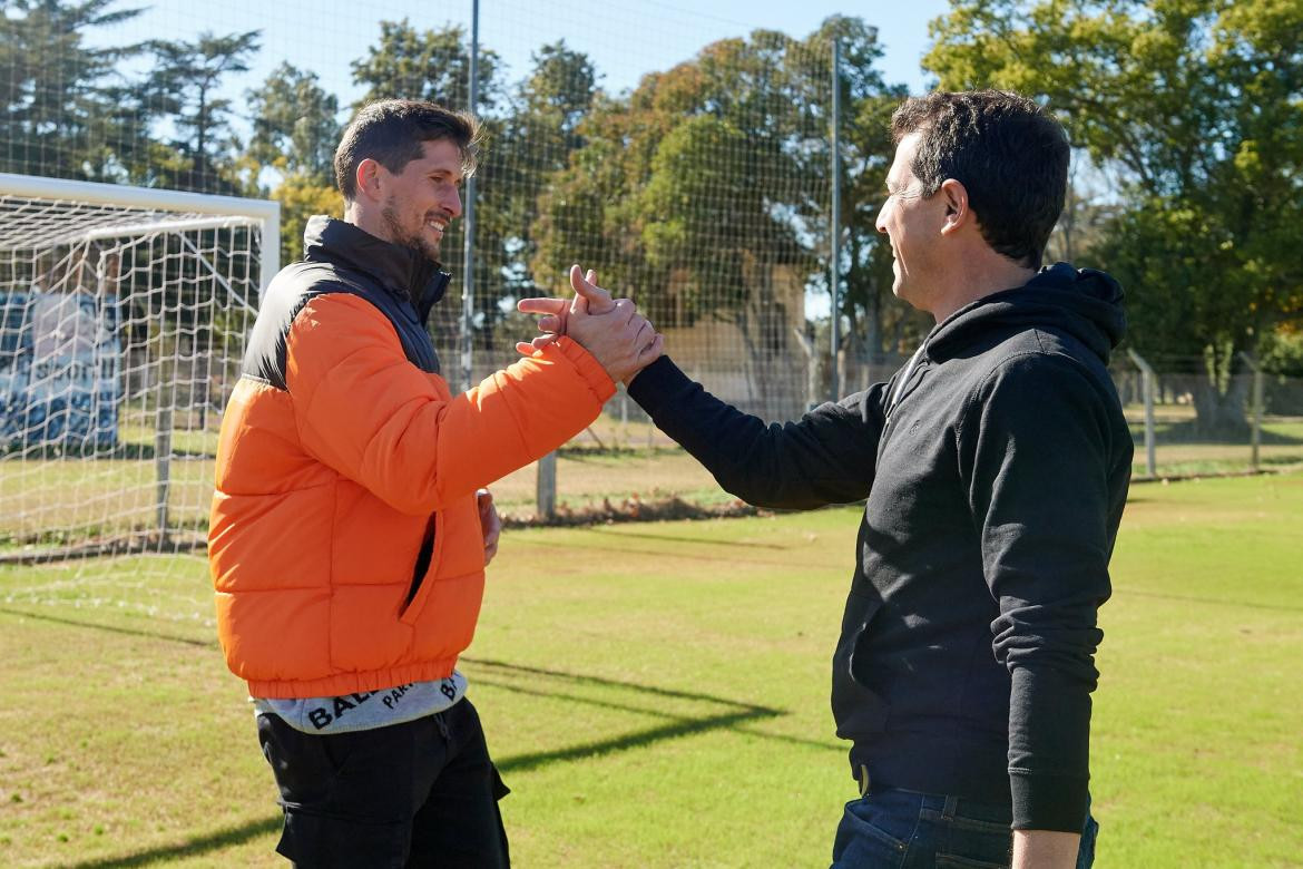 Rodrigo Rey y Wado de Pedro en un partido contra el bullying. Foto Twitter @wadodecorrido